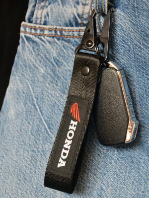 На фото Тканевый брелок с карабином Хонда/Honda